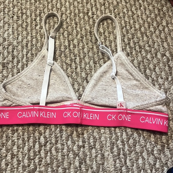 Brand new Calvin Klein sports bra some M but fits like a S - Picture 2 of 3